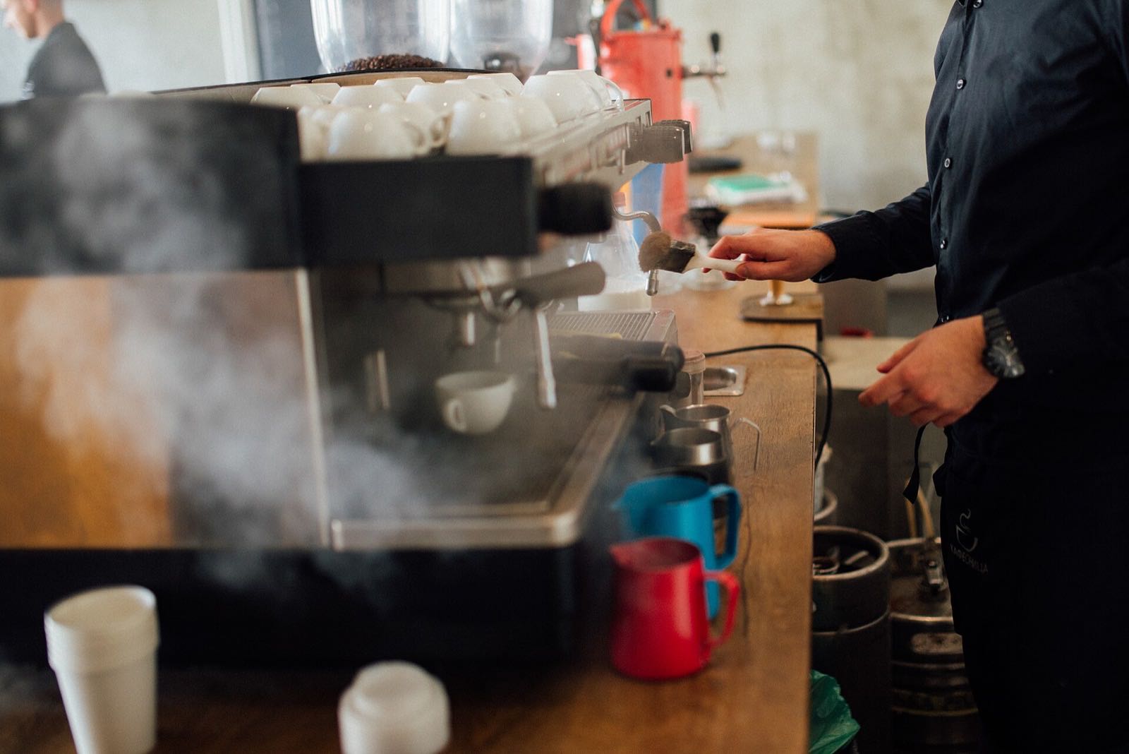 湯気の立つコーヒーの抽出(イメージ写真)